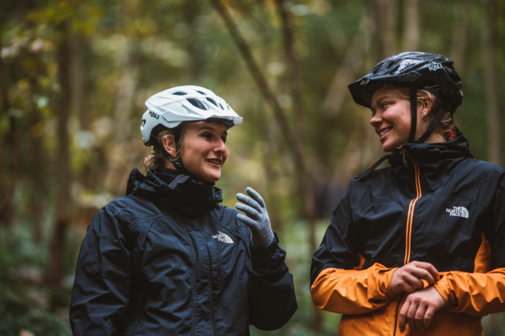 Piger med cykelhjelm i en skov