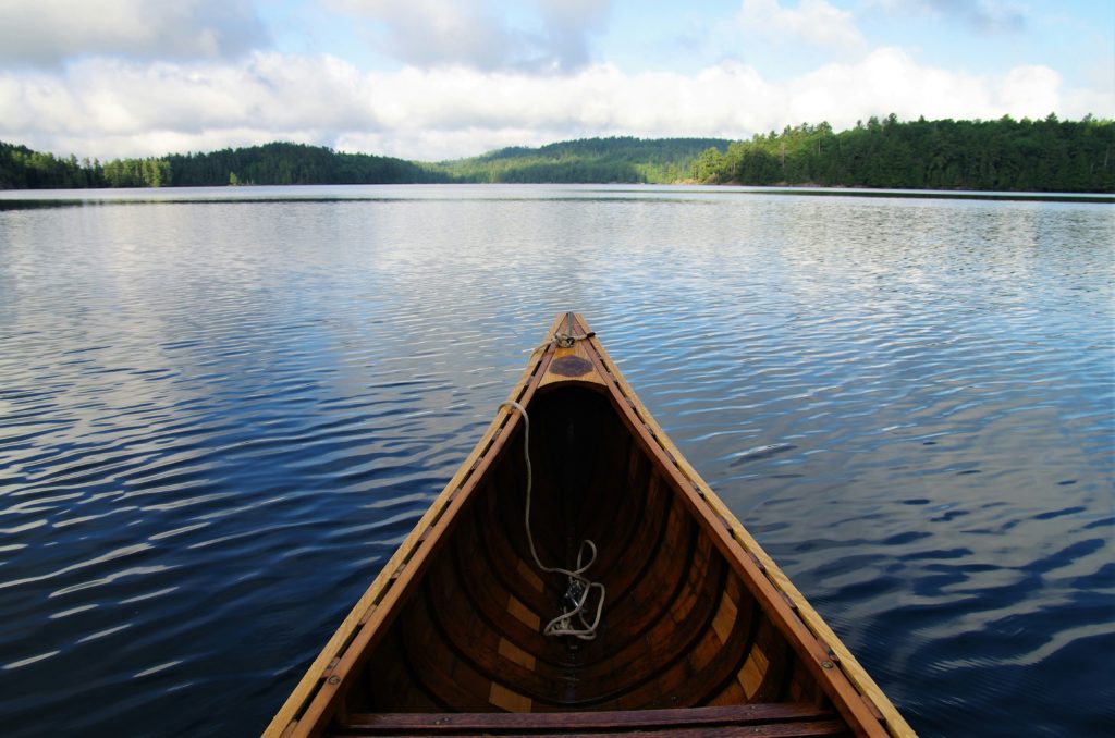 En kano på en sø