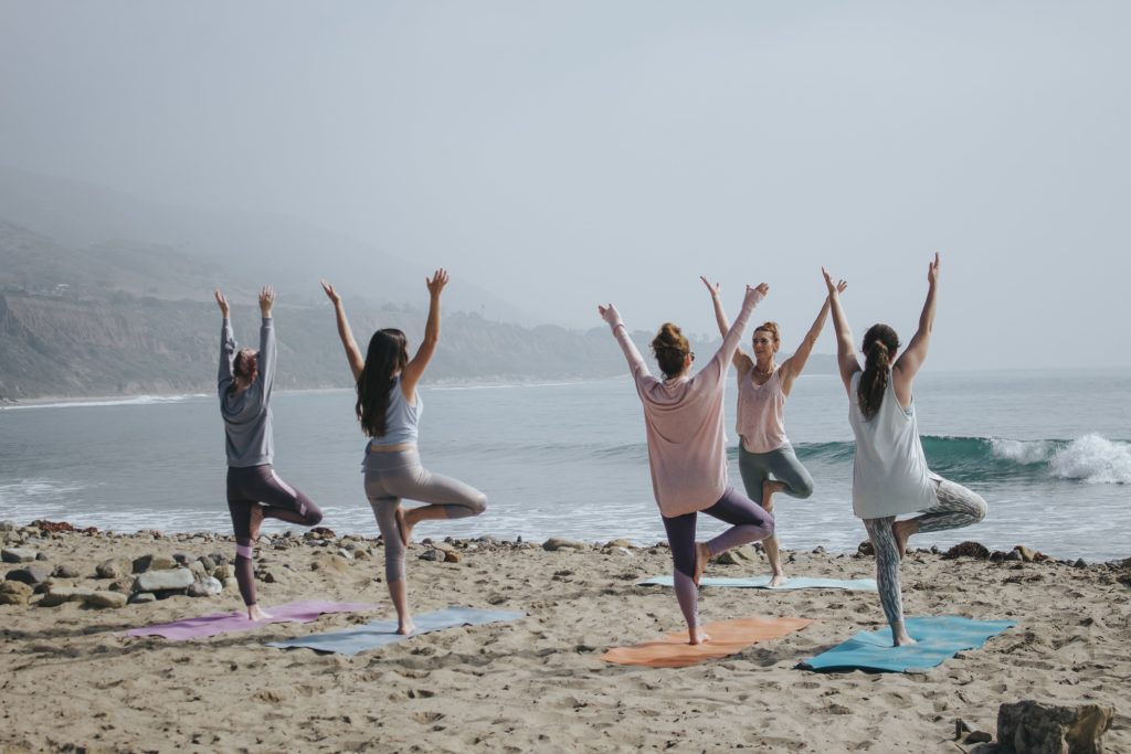 Yogaundervisning på en strand