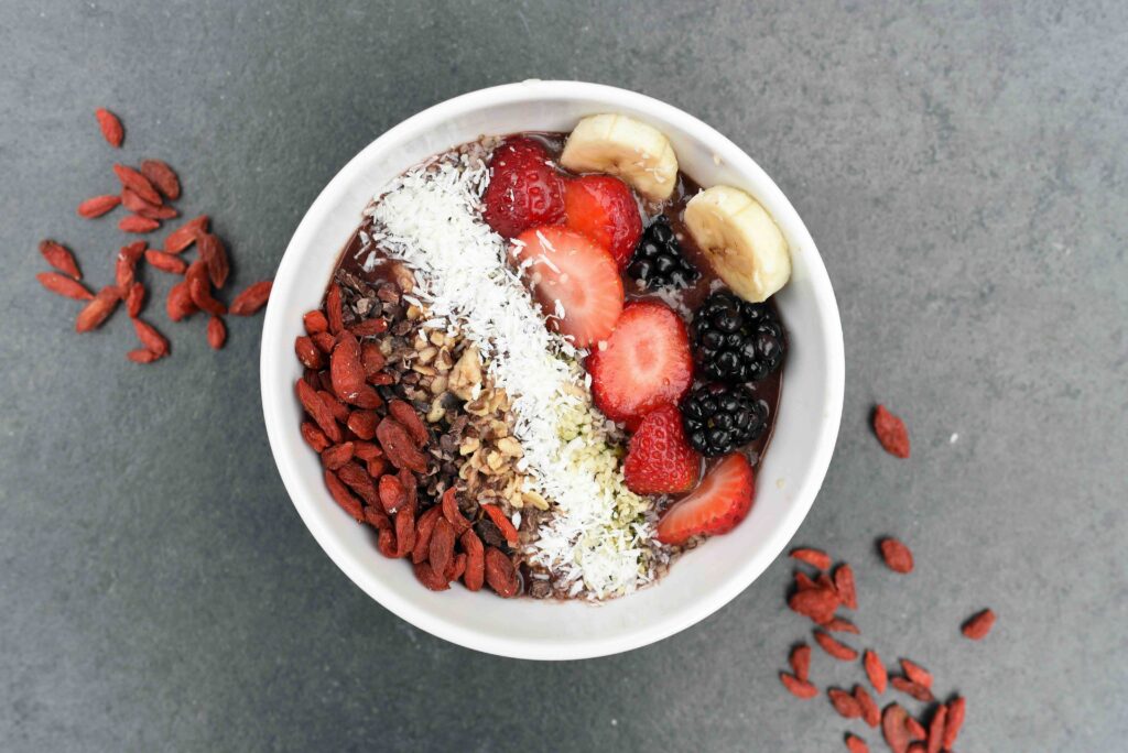 Smoothiebowl med frugt og müsli